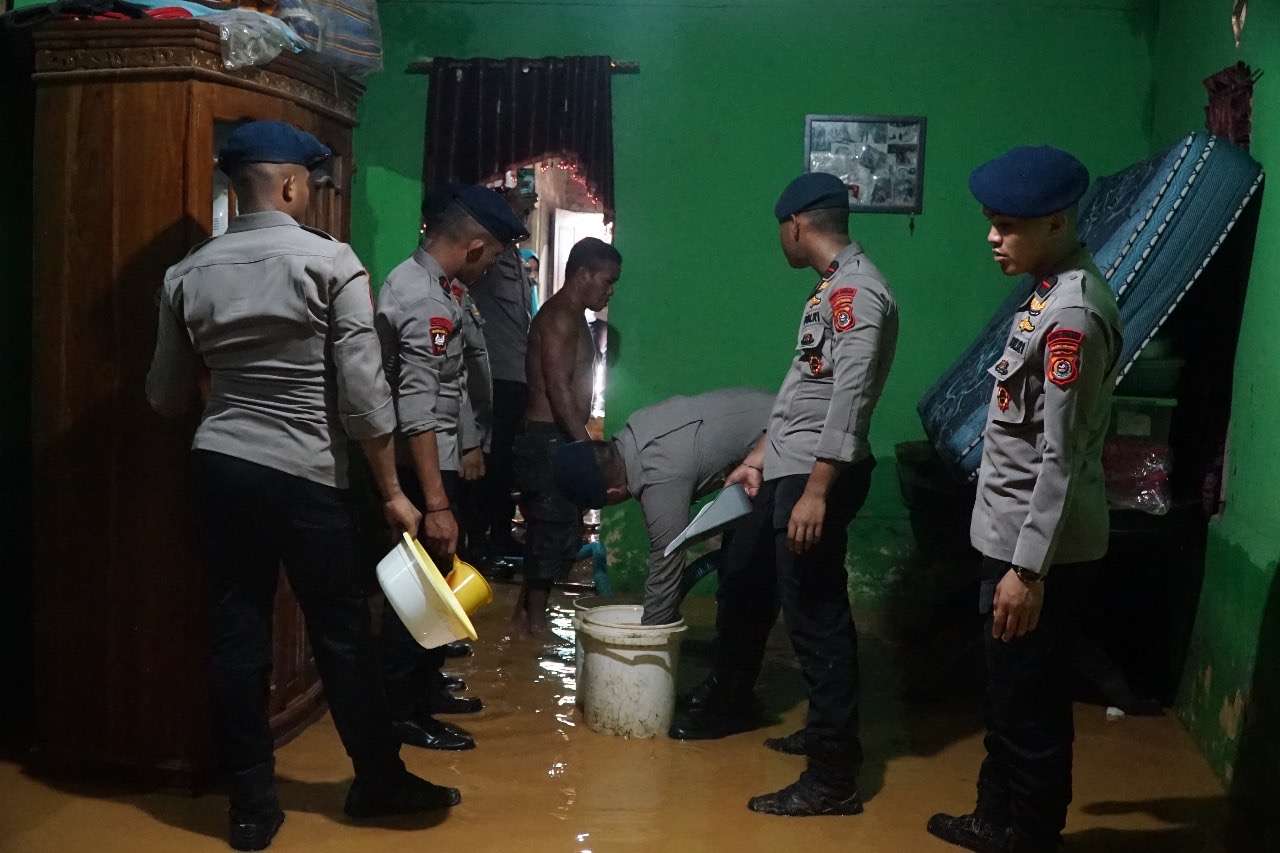 Personel Brimob Polda Sultra Membersihkan Rumah Warga Terendam Banjir di Kota Kendari