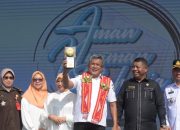 Wakili Masyarakat, Ketua DPRD Kota Kendari Terima Piala Adipura dari Pj Wali Kota