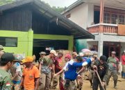 Puluhan Personil Satpol PP Kota Kendari Diturunkan Bantu Bersihkan Lumpur Pasca Banjir di Kampung Salo