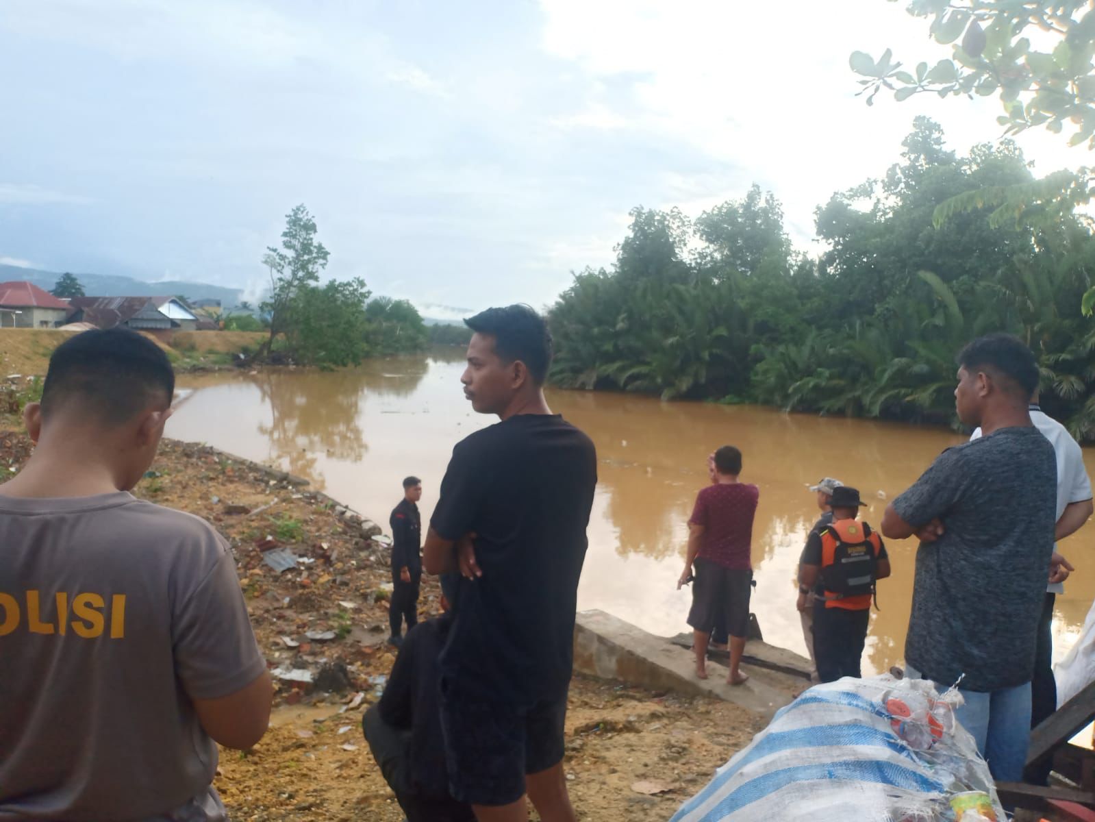 Proses Pencarian Balita Terseret Arus Banjir di Lorong Puao, Kelurahan Bende, Kecamatan Kadia, Kota Kendari