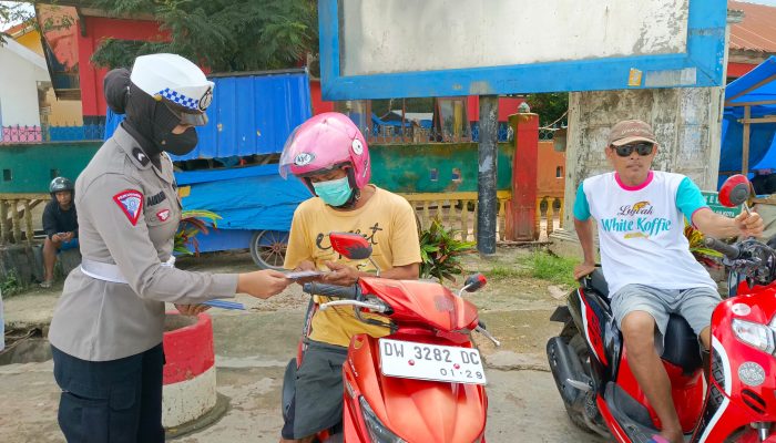 Personel Ops Keselamatan Anoa Polda Sultra Edukasi Pengendara Motor dan Pedagang