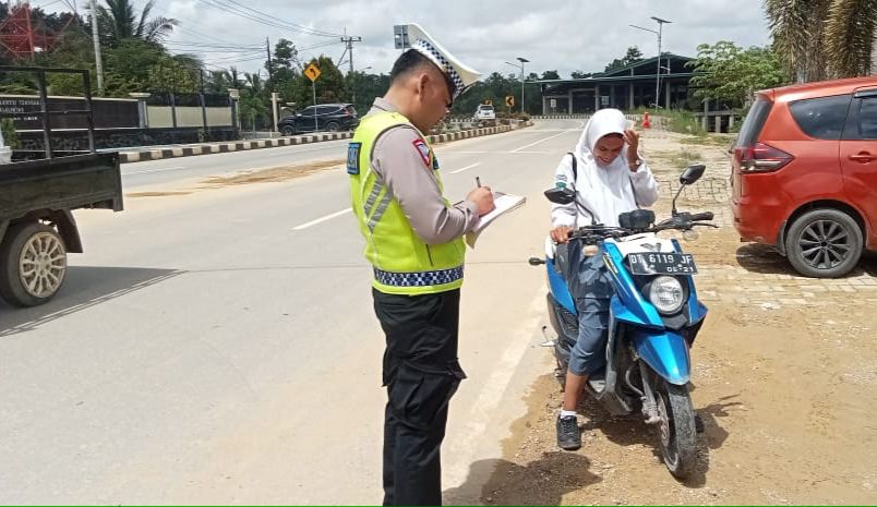 Satgas Gakkum Polda Sultra saat memberikan teguran kepada pengendara motor yang melanggar aturan