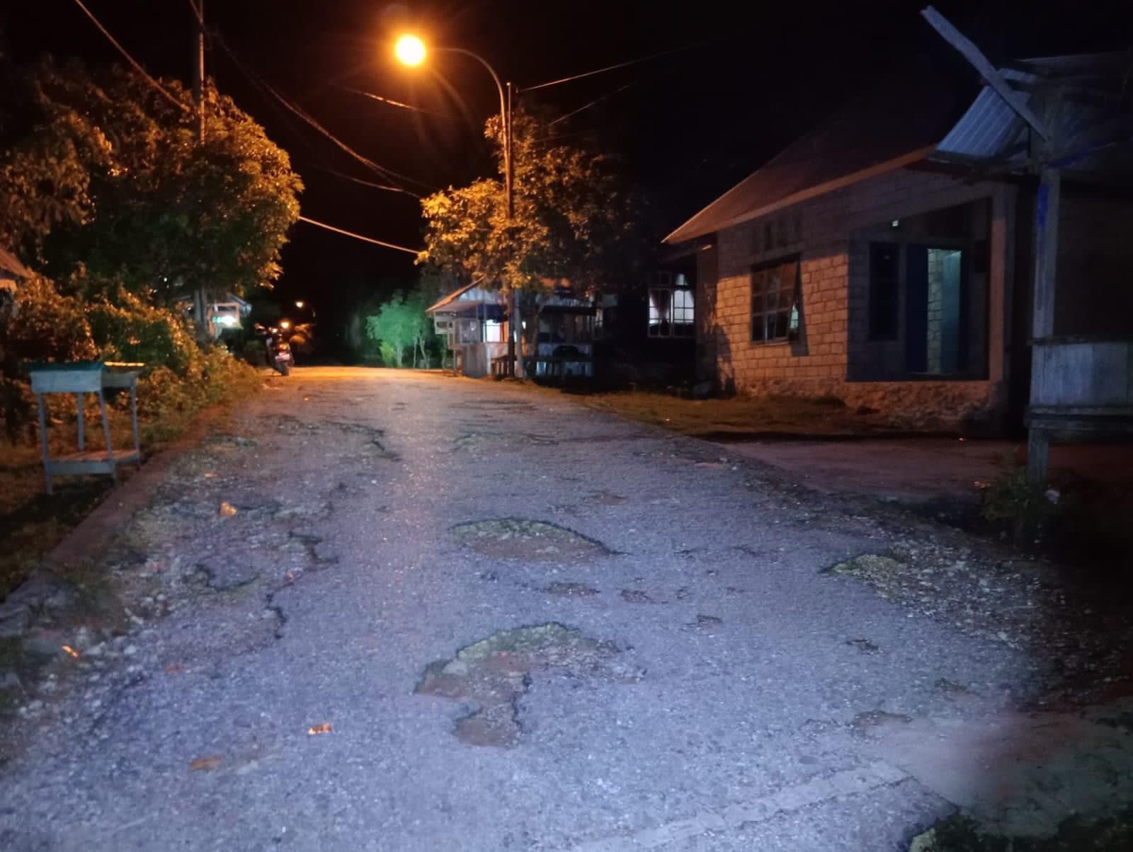 Salah satu titik jalan rusak di Pulau Makassar, Kelurahan Sukanayo, Kecamatan Kokalukuna, Kota Baubau