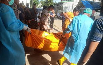 Pihak kepolisian dan Tim Medis RS Bhayangkara Kendari saat mengevakuasi jenazah korban