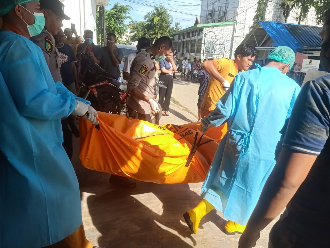 Pihak kepolisian dan Tim Medis RS Bhayangkara Kendari saat mengevakuasi jenazah korban
