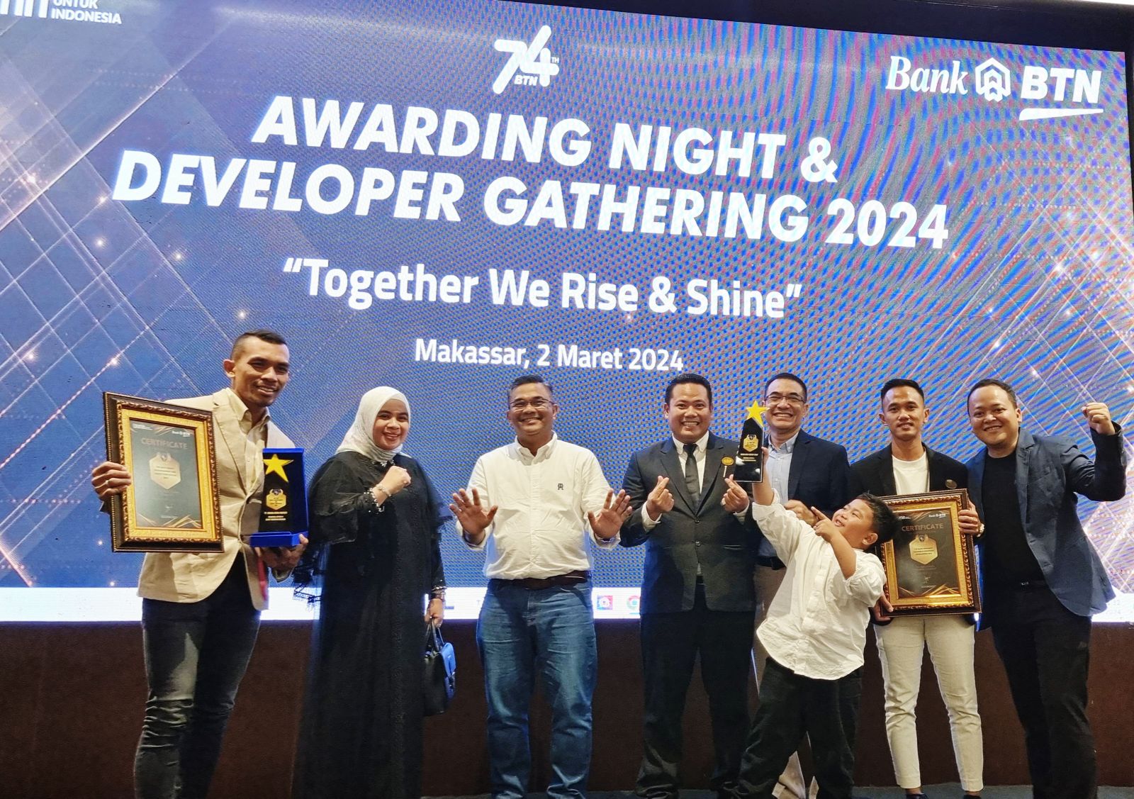 CEO PT Swarna Dwipa Property, Roni Sianturi, S.Si Saat Menerima Penghargaan dari Bank Tabungan Negara di Acara Awarding Night and Developer Gathering