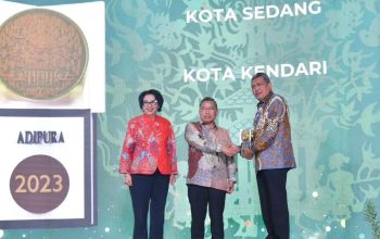 Pj Wali Kota Kendari, Muhammad Yusup saat menerima plakat penghargaan Adipura 2023 kategori Kota Sedang