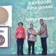 Pj Wali Kota Kendari, Muhammad Yusup saat menerima plakat penghargaan Adipura 2023 kategori Kota Sedang