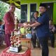 La Ode Darwin saat menyerahkan bonus hadiah kepada perwakilan Kafilah Kecamatan Kusambi yang berhasil meraih juara umum pada MTQ ke-V Kabupaten Muna Barat