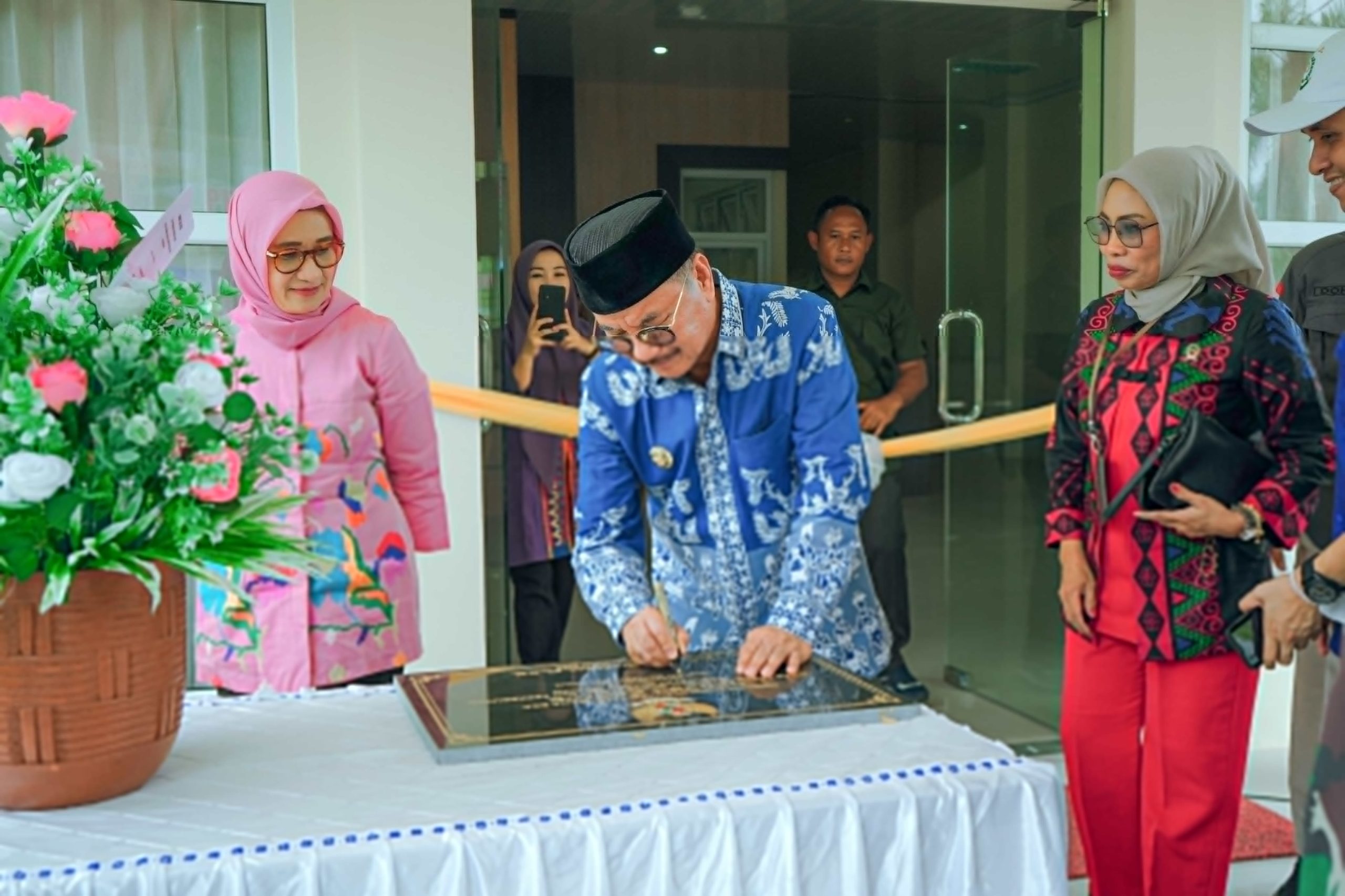 Bupati Konsel, H Surunuddin Dangga didampingi Kepala Dinas TPHP Konsel, Yesna Suarni saat penandatanganan prasasti Gedung baru Dinas TPHP Konsel