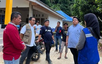Ketua FPRB Sultra, Yudhianto Mahardika saat meninjau langsung rumah warga terdampak banjir di Jalan Lasolo, Kecamatan Kendari Barat