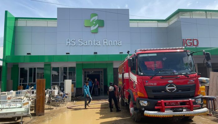 Pasca Dilanda Banjir, Rumah Sakit Santa Anna Kendari Lakukan Pembersihan