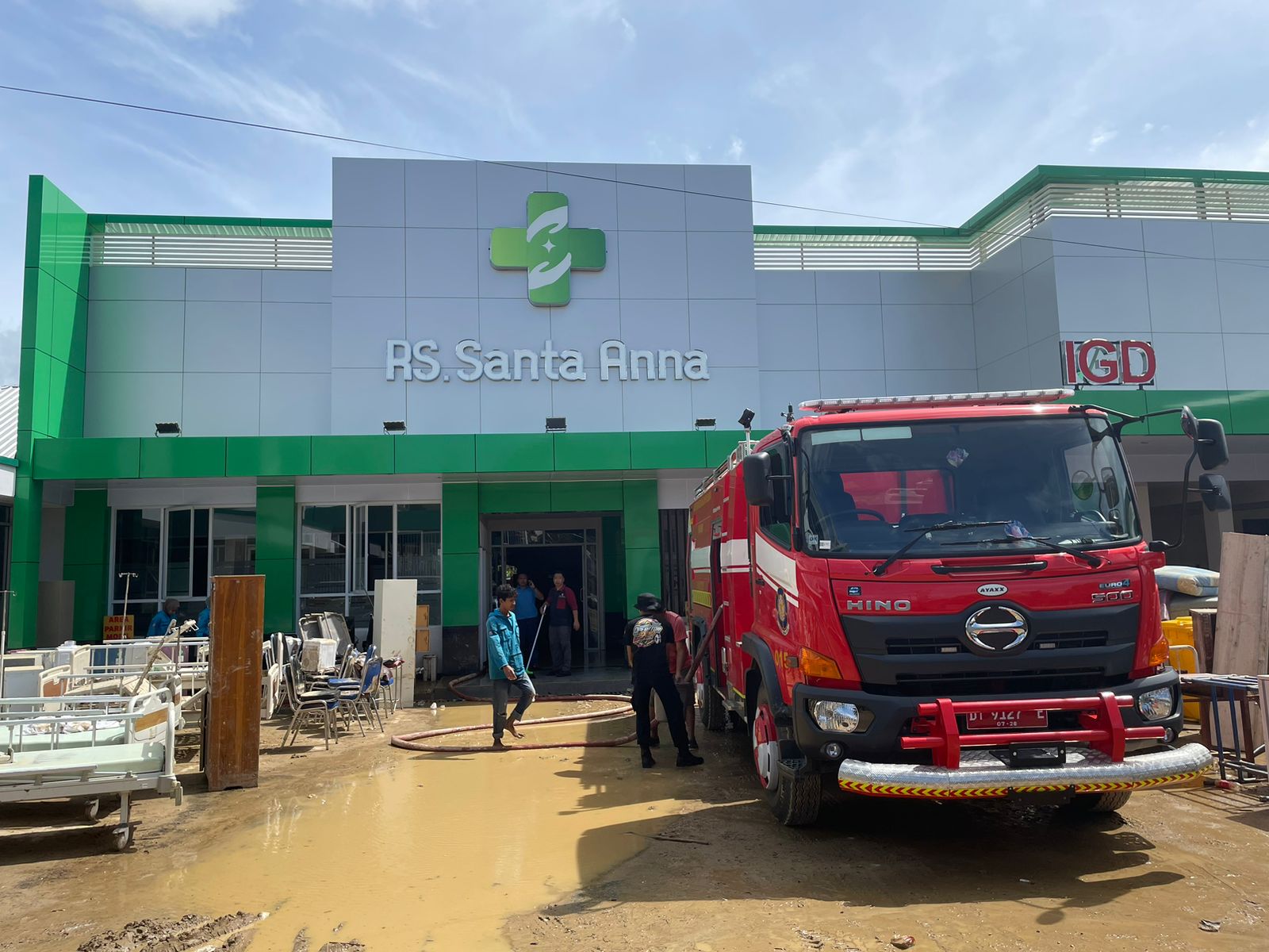 Proses pembersihan Rumah Sakit Santa Anna Kendari yang dibantu Petugas Damkar