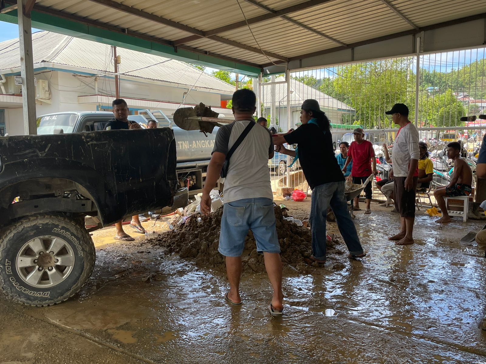 Tim Relawan dan warga saat melakukan pembersihan lumpur di Rumah Sakit Santa Anna Kendari