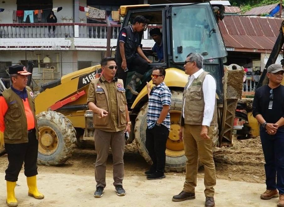 Tenaga Ahli Kepala BNPB RI, Jahidin Chailo yang didampingi Pj Wali Kota dan Sekda Kota Kendari saat meninjau lokasi banjir