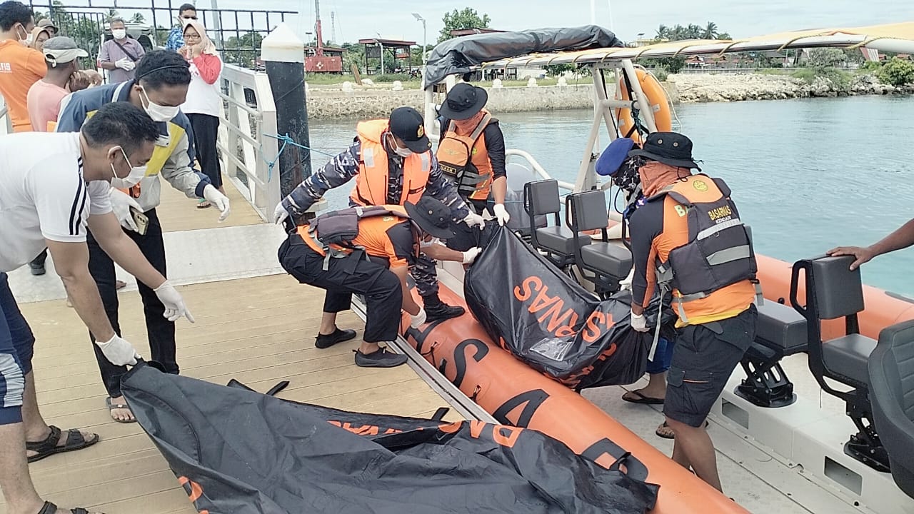 Proses Evakuasi Jenazah Tanpa Identitas di Karang Kapota Oleh Polres dan Sar Wakatobi