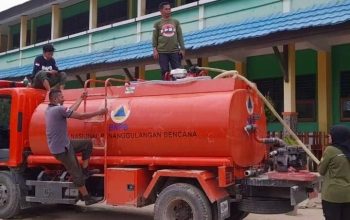Penyaluran air bersih oleh PDAM Tirta Anoa Kendari menggunakan truk pengangkut air milik BPBD