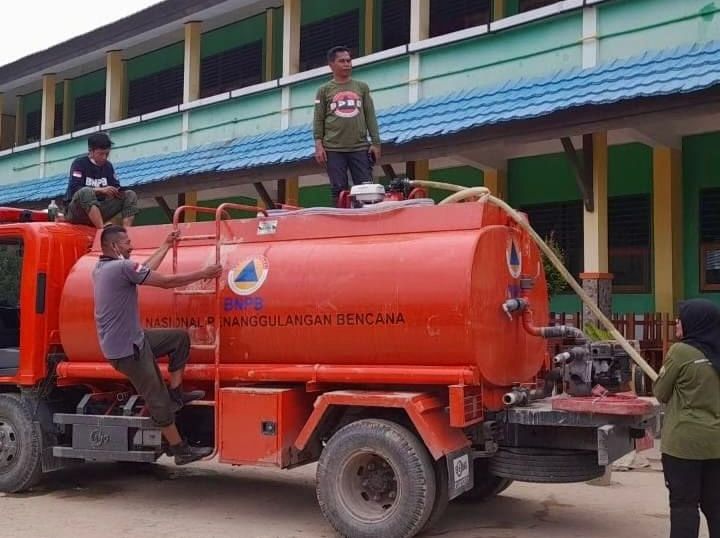 Penyaluran air bersih oleh PDAM Tirta Anoa Kendari menggunakan truk pengangkut air milik BPBD