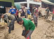 Pemkot Kendari Kerahkan 75 Personel Satpol PP Bersihkan Lumpur Pasca Banjir di Kampung Salo