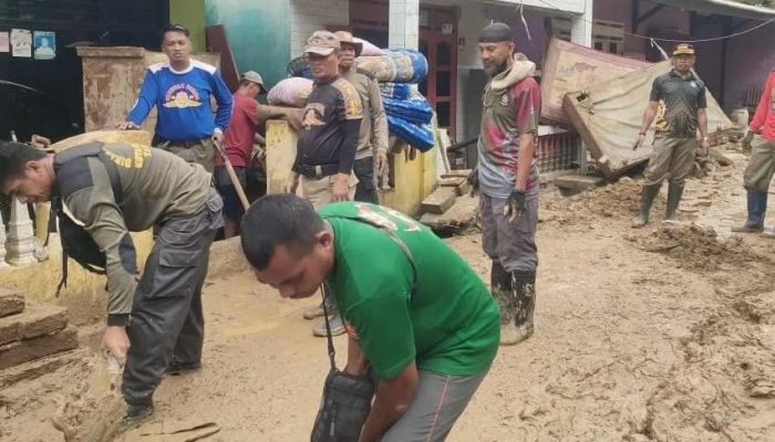 Pemkot Kendari Kerahkan 75 Personel Satpol PP Bersihkan Lumpur Pasca Banjir di Kampung Salo