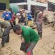 Personel Satpol PP Kendari saat melakukan pembersihan lumpur di Kelurahan Kampung Salo