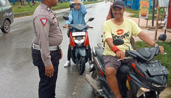 Polda Sultra Tekankan Penggunaan Helm Standar kepada Pengendara Motor