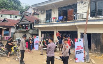 Tim Dokkes Polda Sultra Gelar Bakti Sosial untuk Korban Banjir di Kendari