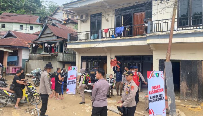 Dokkes Polda Sultra Gelar Baksos Kesehatan dan Berbagi Takjil untuk Korban Banjir
