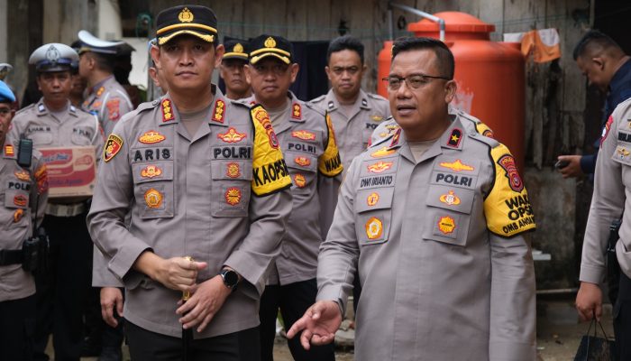 Wakapolda Sultra Pimpin Penyerahan Bantuan untuk Korban Banjir di Kendari