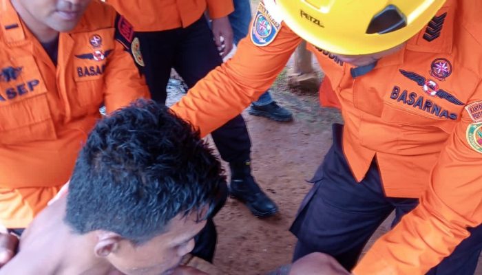 Ditemukan Lemas di Hutan, Tim SAR Evakuasi Warga Bataliworu ke Puskesmas