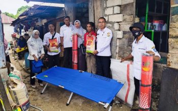 Dinsos Wakatobi menyerahkan bantuan pada warga yang mengalami kejadian Naas