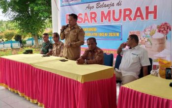 Wakil Bupati Buton Utara, Ahali saat memberikan sambutan pada acara peresmian pasar murah di Kecamatan Wakorumba Utara