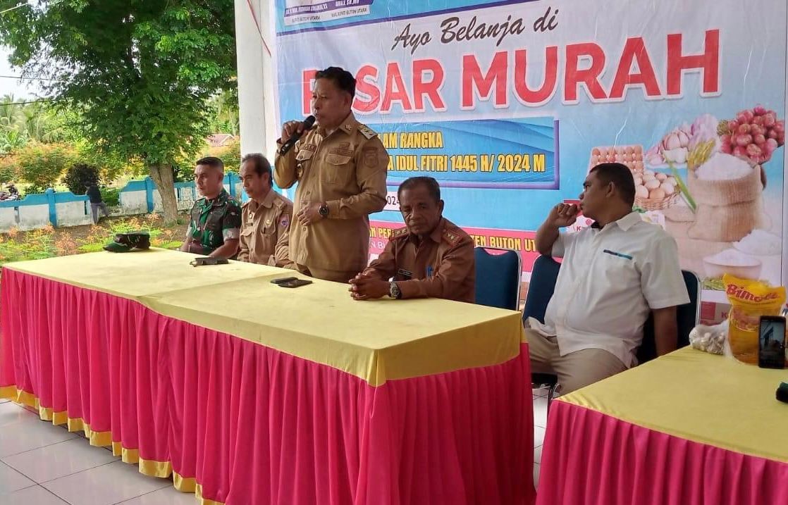 Wakil Bupati Buton Utara, Ahali saat memberikan sambutan pada acara peresmian pasar murah di Kecamatan Wakorumba Utara