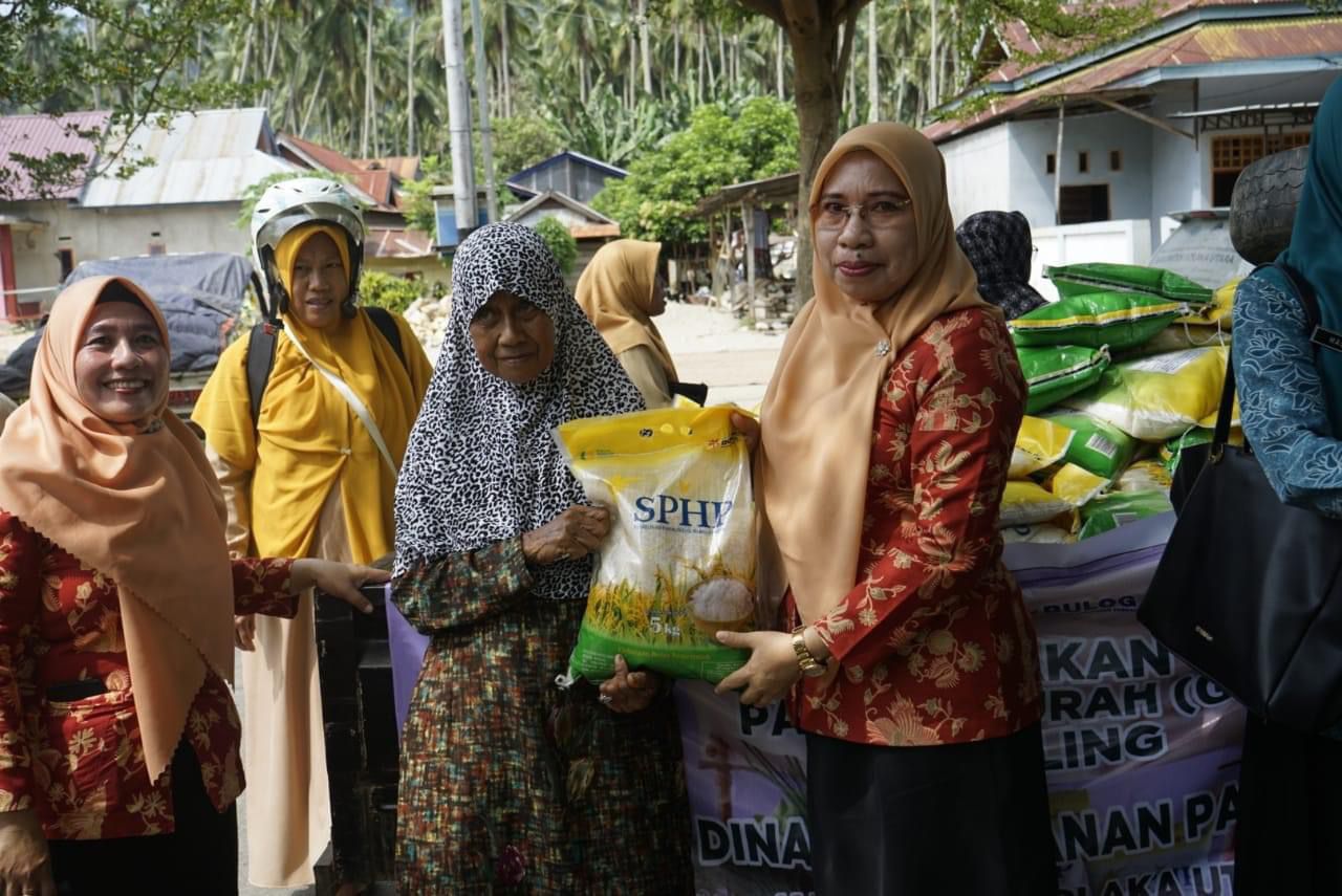 Gerakan Pangan Murah Pemkab Kolut, menyalurkan beras kepada masyarakat Kecamatan Lasusua