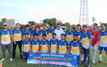 Ketua KONI Konsel, Adi Jaya Putra (tengah) bersama Tim KONI Ramadan Cup di Lapangan Kelurahan Tinanggea, Kecamatan Tinanggea, Kabupaten Konsel