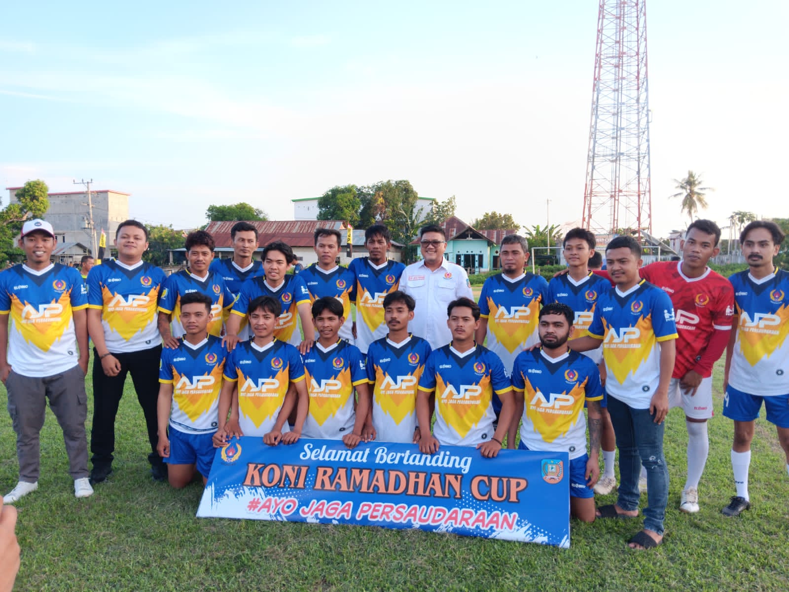 Ketua KONI Konsel, Adi Jaya Putra (tengah) bersama Tim KONI Ramadan Cup di Lapangan Kelurahan Tinanggea, Kecamatan Tinanggea, Kabupaten Konsel