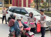 Bidhumas Polda Sultra Berbagi Puluhan Paket Takjil untuk Masyarakat