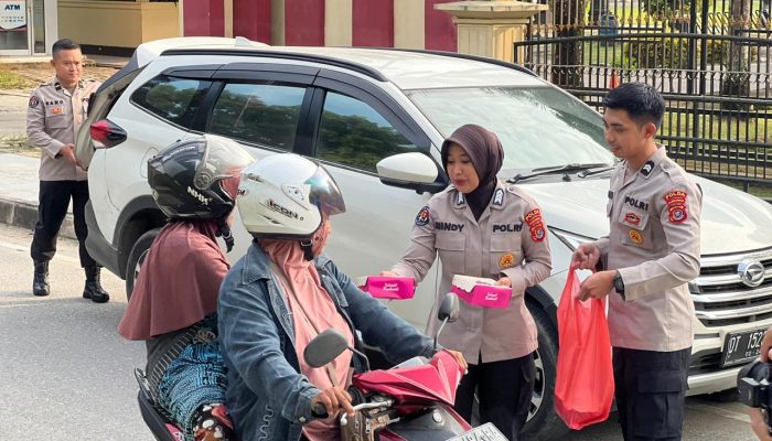 Bidhumas Polda Sultra Berbagi Puluhan Paket Takjil untuk Masyarakat