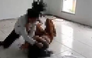 siswi SMP di Kota Kendari berinisial AR (korban) dihajar oleh teman sebayanya (pelaku)