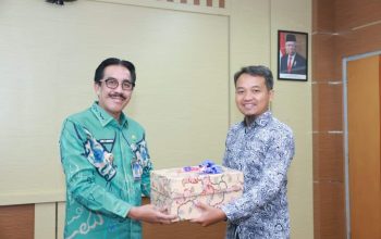 Pj Bupati Bombana Edy Suharmanto saat menyerahkan laporan LKPD Tahun Anggaran 2023