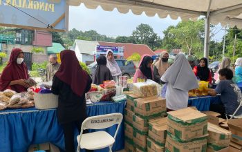 Suasana pasar murah yang digelar Lanal Kendari di Kelurahan Kendari Caddi, Kecamatan Kendari diserbu masyarakat