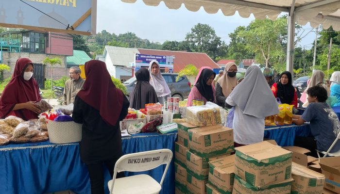 Jajakan Ragam Bahan Pokok, Pasar Murah Lanal Kendari Diserbu Masyarakat