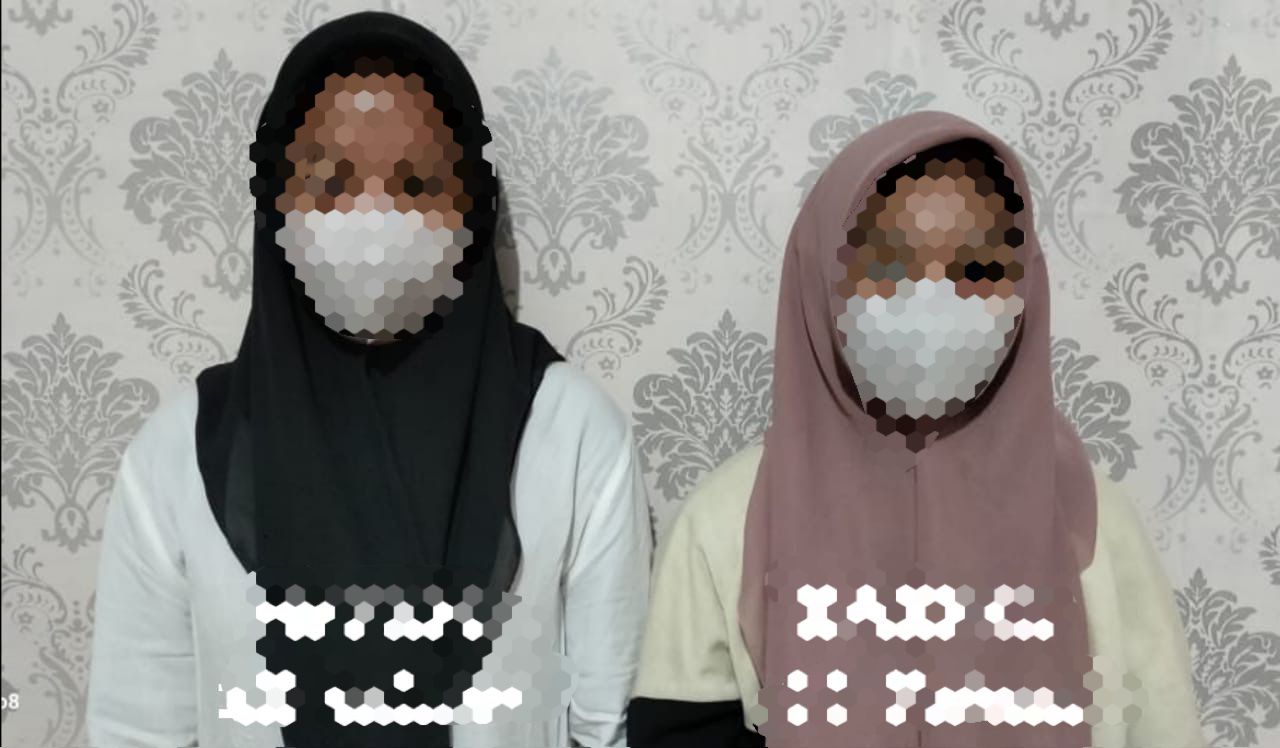 Dua remaja terduga pelaku penganiayaan berinisial IRM dan ZAM saat berada di Mapolresta Kendari