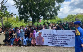 Ratusan warga menggelar deklarasi dukungan dan meminta Wakapolres Wakatobi ikut pilkada 2024 mendatang