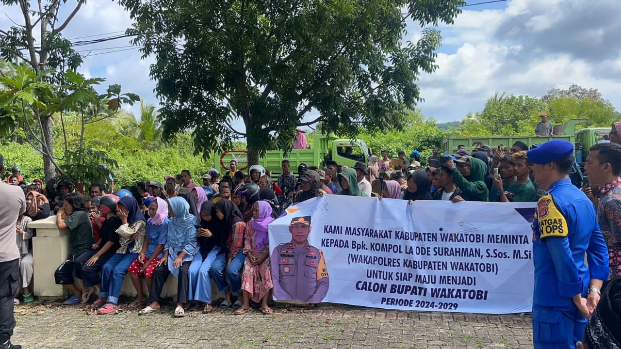 Ratusan warga menggelar deklarasi dukungan dan meminta Wakapolres Wakatobi ikut pilkada 2024 mendatang