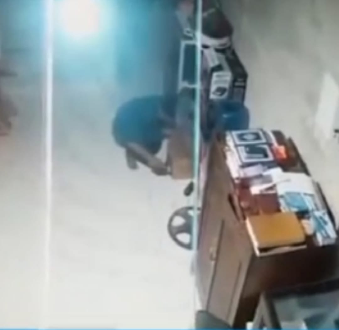 Aksi pencuri yang terekam CCTV mesjid Al Muqarrabin Wakatobi