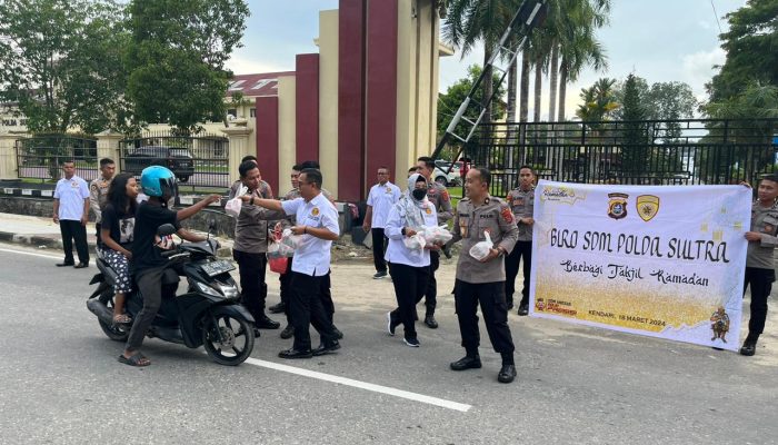 Biro Ops dan Biro SDM Polda Sultra Berbagi Ratusan Paket Takjil 