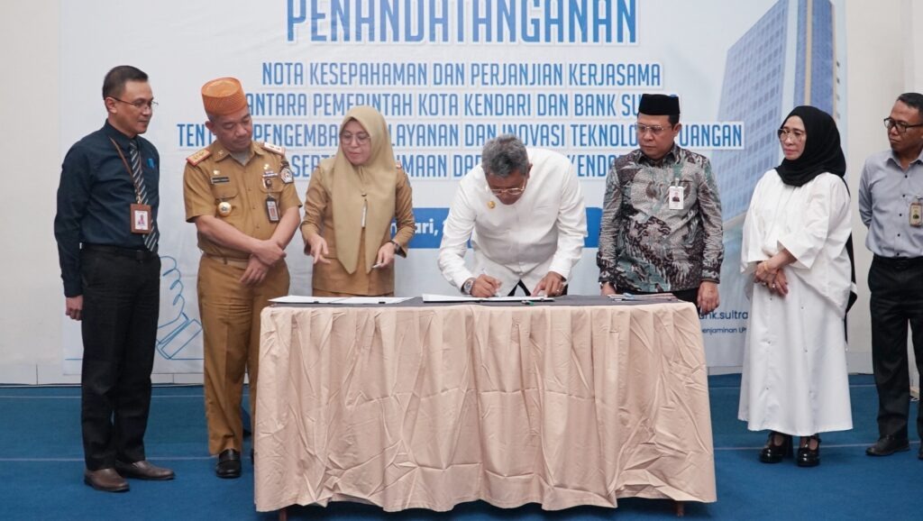 Pj Wali Kota Kendari Muhammad Yusup dan Direktur Utama Bank Sultra Abdul Latif menandatangani MoU dan PKS