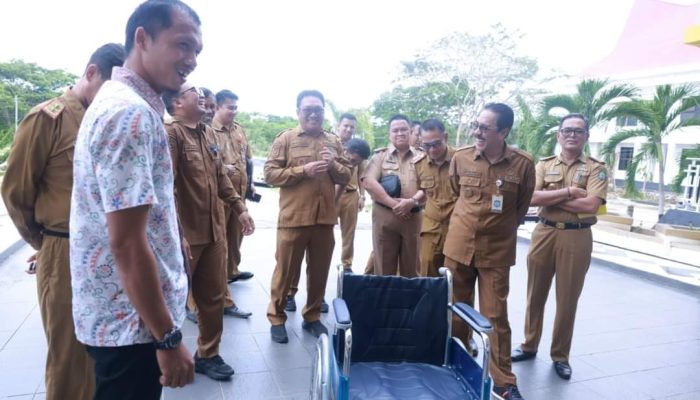 Edy Suharmanto Terima Bantuan Alat Kesehatan Untuk RS Tipe D di Kabaena