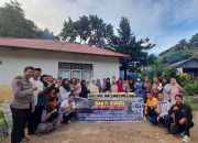 DTN 439 Polda Sultra dan DDV Sultra Bagikan Parsel Ramadhan Untuk Korban Banjir di Kampung Salo